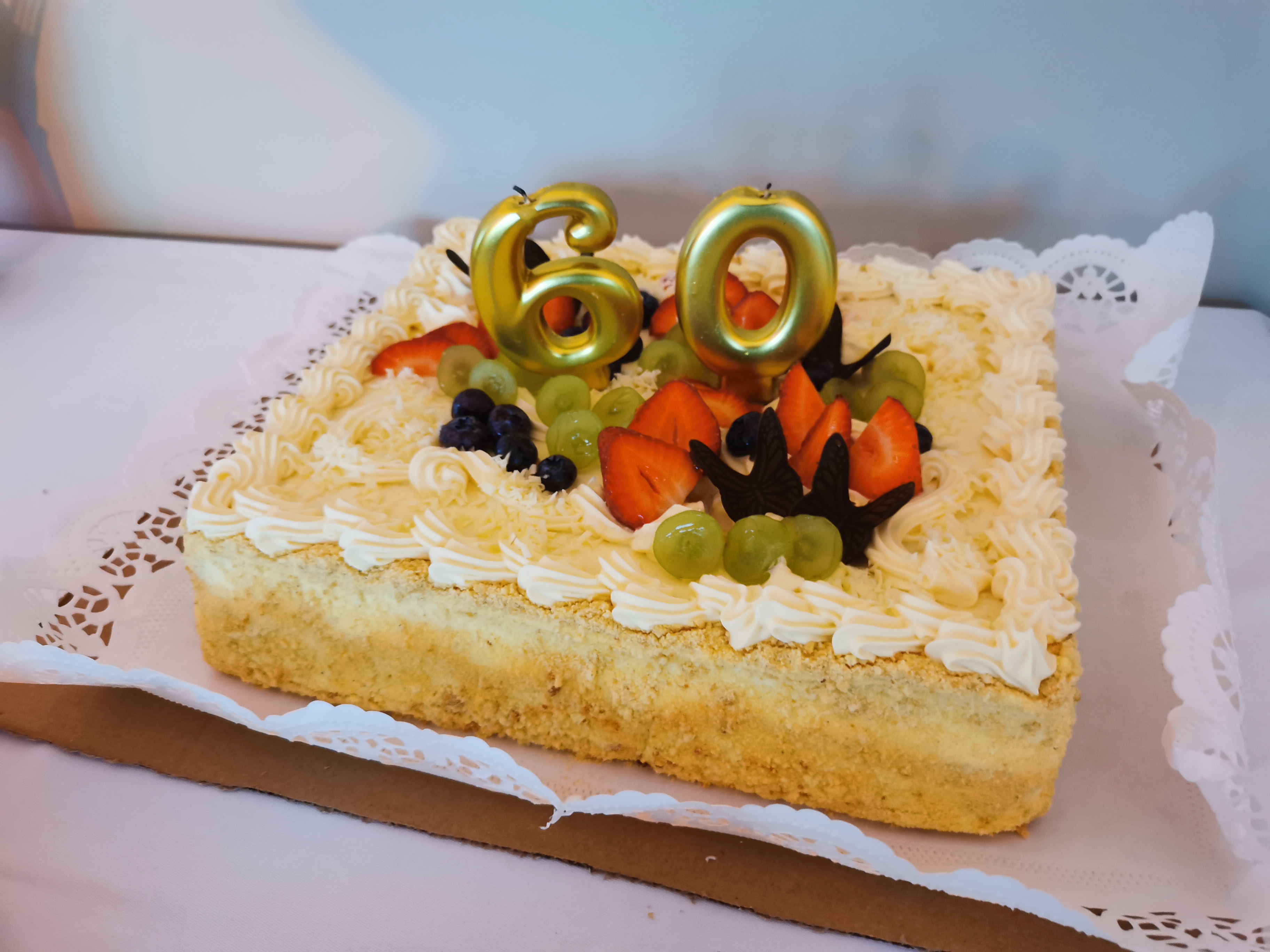 Svētku torte 60 gadu jubilejas ballītē ar svecītēm
