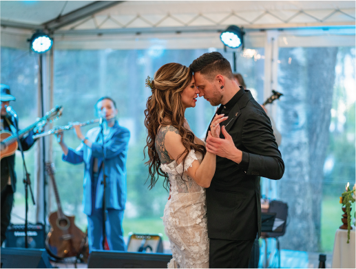 Kāzu DJ ar pulti un skaņu tehniku pirmajai dejai deju zālē