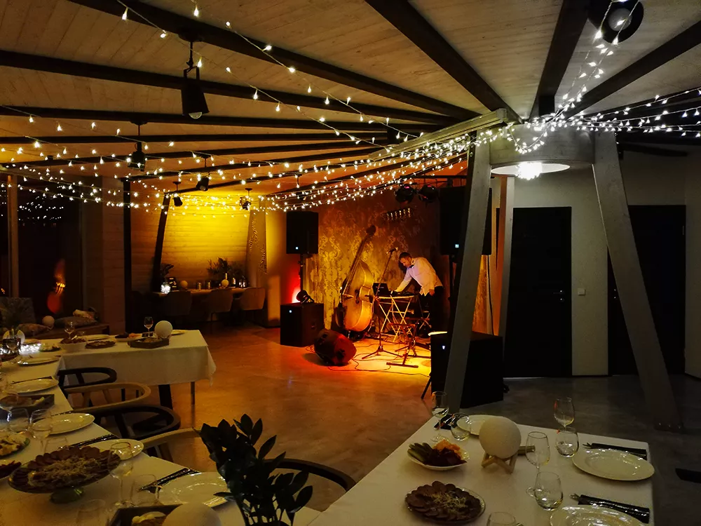 Tematiska korporatīvā ballīte džeza noskaņās ar dzīvo mūziku