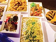 Uzņēmuma bankets konferenču telpā ar uzkodām un apskaņošanu