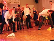 Afterwork ofisa ballīte ar neformālu atmosfēru, mūziku un konkursiem darbiniekiem