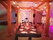 Ofisa ballīte birojā ar DJ un gaismām starp darba galdiem