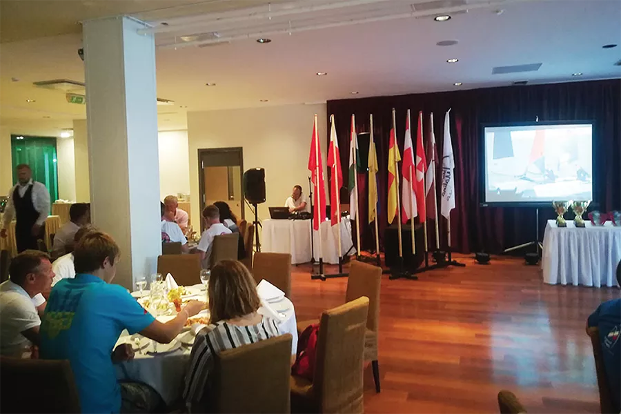 Starptautiska sporta pasākuma apbalvošanas ceremonija ar pjedestālu un skaņu